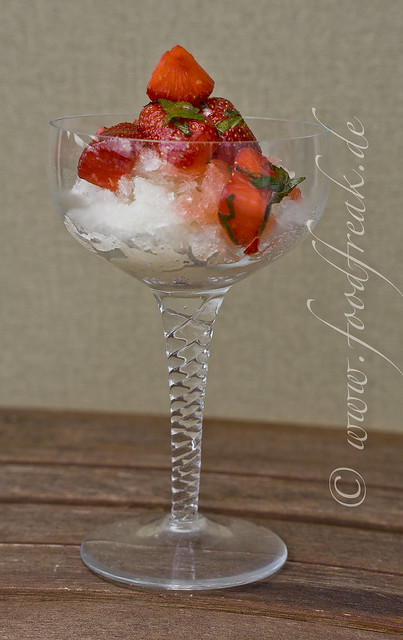 Limoncello-Granitee mit marinierten Erdbeeren