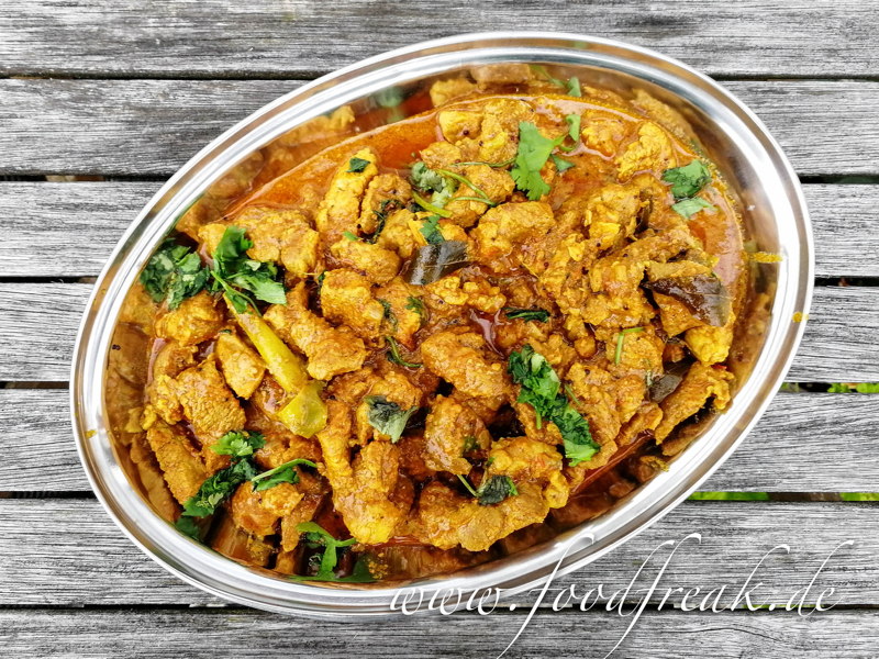 Schweinefleischcurry in Metall-Servierschale